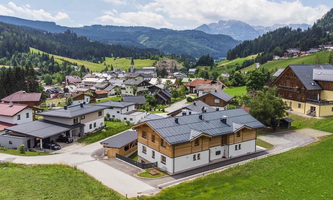 Russbach am Pass Gschuett Apartment | Authentic vacation home in the Salzkammergut with breathtaking mountain panorama.