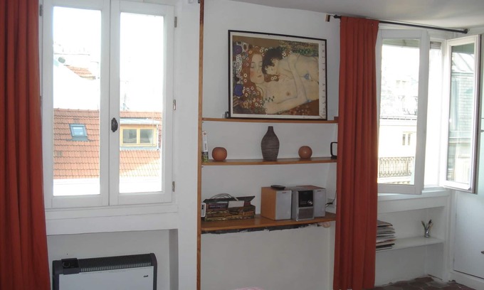 Quartier du Mail Apartment | AUTHENTIC and very central Studio in street Montmartre