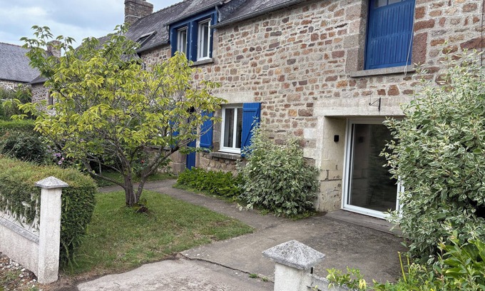 Roz-sur-Couesnon House | Authentic Breton house with garden & private spa