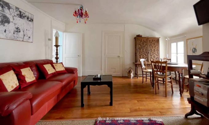 Saint-Thomas-d'Aquin Apartment | Authentic Rue du Bac