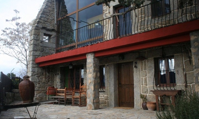 El Barraco House | Authentic stone house with beautiful views of the El Burguiilo reservoir