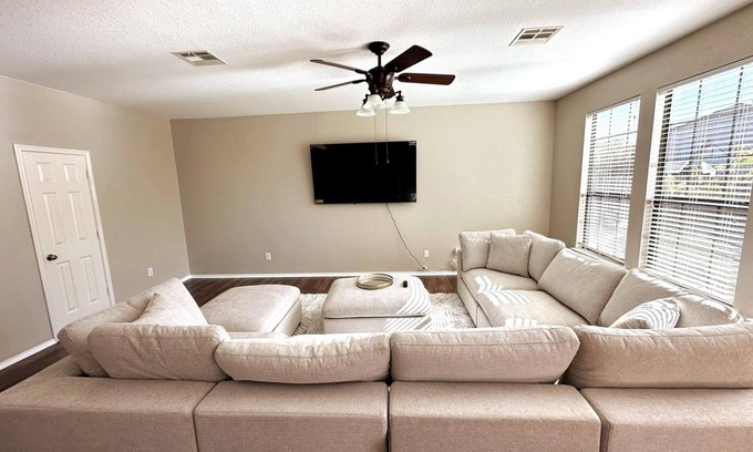 Round Rock Apartment | Autin - Family & Groups - Modern Lux