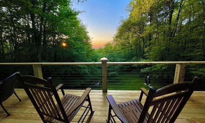 Charter Hills Cabin | Autumn Escape With Foliage Views, Sunsets and Scenic Hiking. Pet Friendly!
