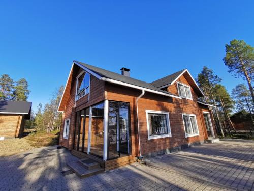 Inari Villa | Autumn Leaf Ivalo