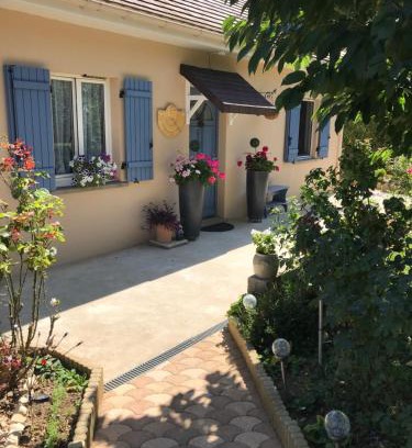 Les Avenieres-Veyrins-Thuellin Bed & Breakfast | AUX BOIS de CERF