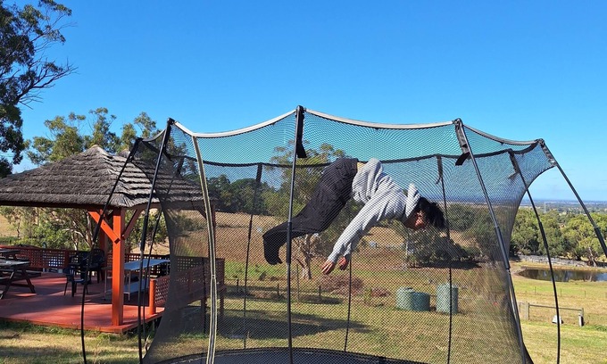 Tynong North House | Auyea Farm Caravan Stay with Ensuite, 7 Mins to Gumbuya World Theme Park