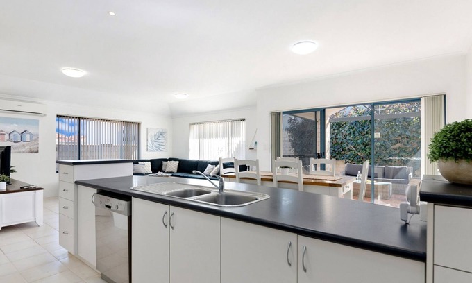 Wannanup House | Avalon Beach Escape ~ Family Favourite with Wifi
