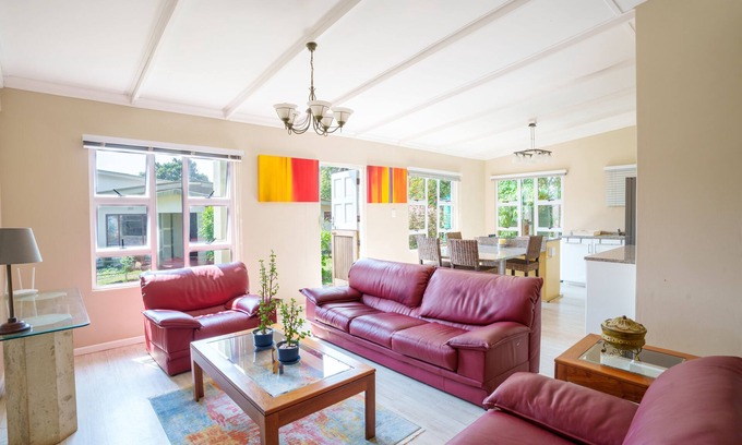 Hibiscus Coast Cottage | Avalon Farm Cottage, a beautiful cottage on a small working Macadamia Farm.