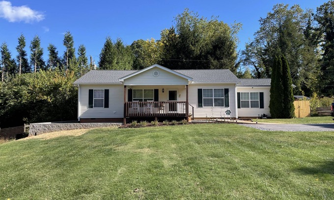 Arden House | Avery's Creek - 4 Bedroom, 3 Bath Full House Rental with Deck & Hot Tub
