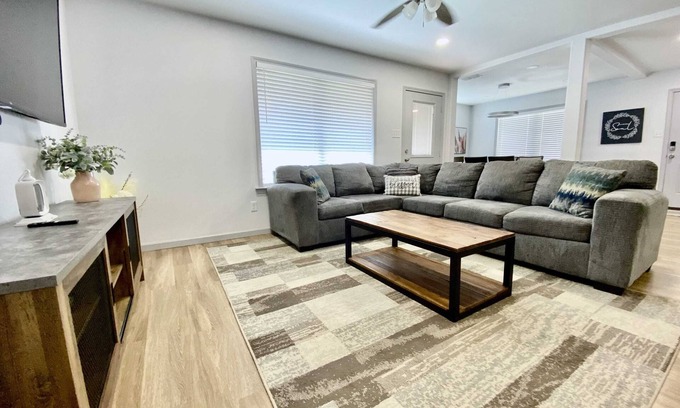North by Northwest House | Away From Home Retreat - 3BR 2BA - NW Lubbock