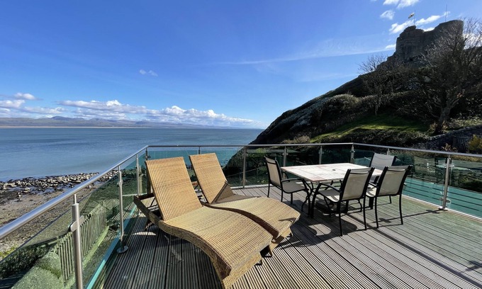 Criccieth Cottage | AWEL Y MOR, family friendly, character holiday cottage in Criccieth