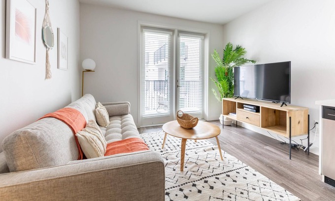 Wilshire Apartment | Awesome 1BR in Koreatown Near Metro Stns w/ Gym
