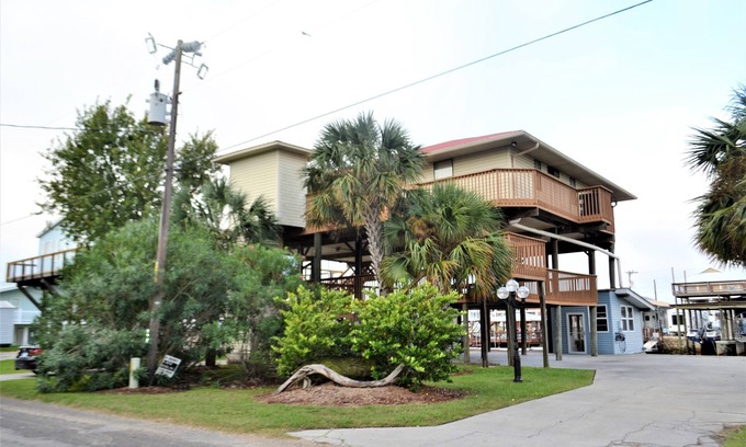 Salem House | Awesome 3 bedroom 2 bathroom house 5 minutes from the Gulf of Mexico!