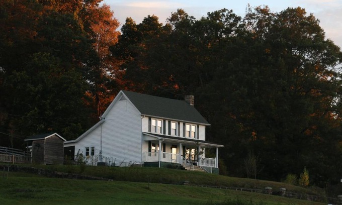 Flat Top Bed & Breakfast | Awesome Flat Top Farmhouse