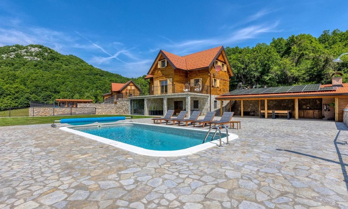 Gospic House | Awesome home in Barlete with kitchen