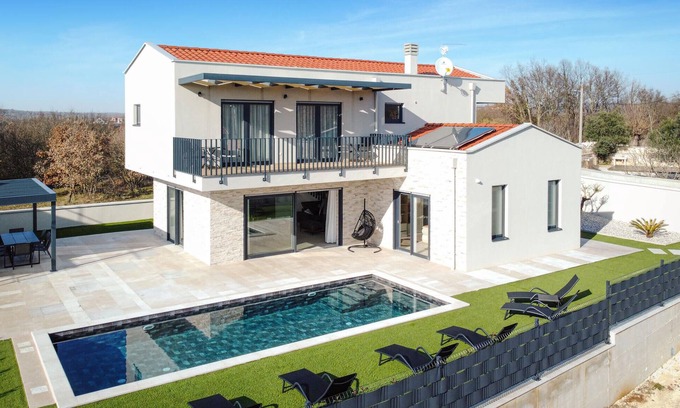 Kruncici House | Awesome home in Medaki with kitchen