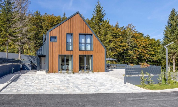 Ravna Gora House | Awesome home in Stari Laz with sauna