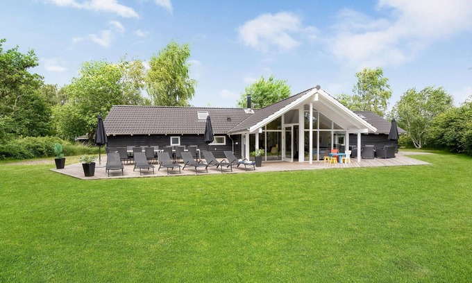 Marielyst House | Awesome home in Væggerløse with sauna