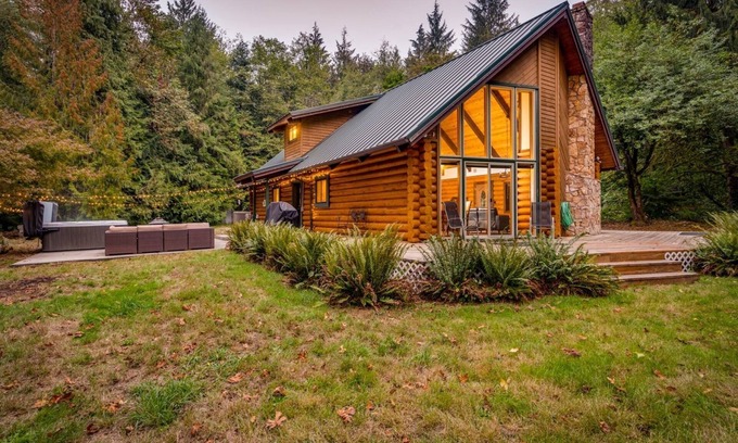 Brightwood House | Awesome Log Home w/Separate Cabin on Two Acres, Pet Friendly, Hot Tub, Patio,15 Miles to Mt. Hood