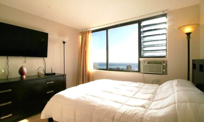 Waikiki Condo | Awesome Ocean View Studio 34th Floor Near Everything in Waikiki !