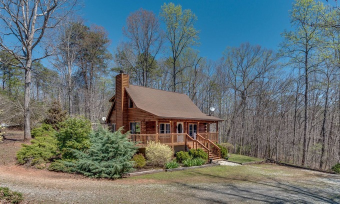 Rutherfordton Cabin | AWESOME Pet Friendly Cabin - 7 Minutes To Tryon International - Sleeps 5