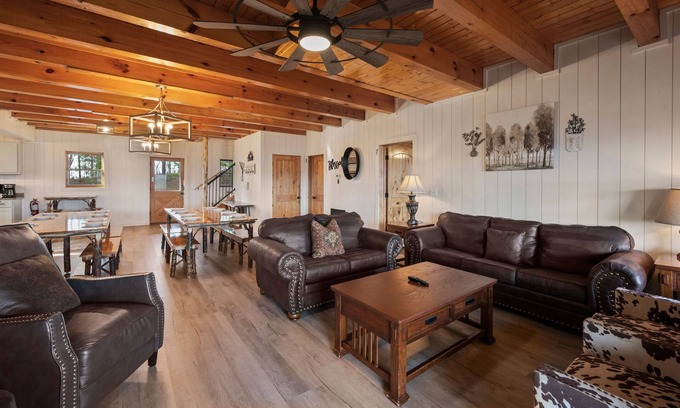 Gatlinburg - Pigeon Forge Cabin | AWESOME VIEW LODGE! Perfect for Weddings and Reunions!