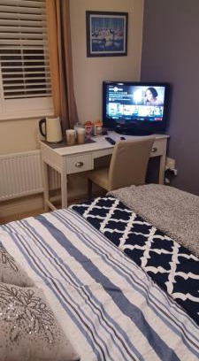 Aylesbury House | Aylesbury Lovely Double and Single Bedroom with Guest only Bathroom
