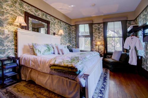 Historic Downtown Savannah Bed & Breakfast | Azalea Inn and Villas