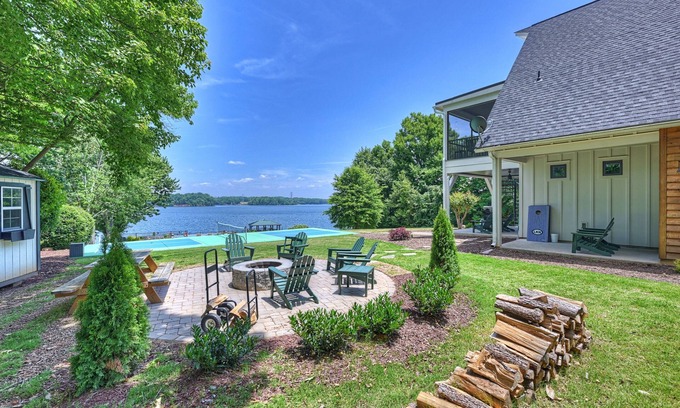 Lake Norman of Catawba House | Azalea Retreat - The Cottage by AvantStay | Pool