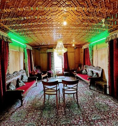 Dal Lake Boat Rental | B HERITAGE LUXURY airconditioner rooms