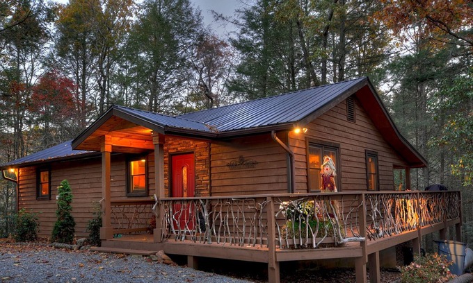 Raccoon Ridge Cabin | Bach Laurel - Enjoy sounds of nearby creek