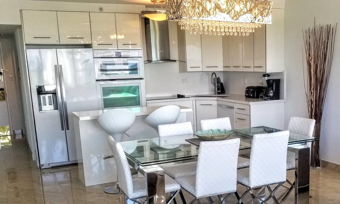 Mid Beach Apartment | Bachelorette Paradise 3 Bedroom Oceanfront Apartment - 802