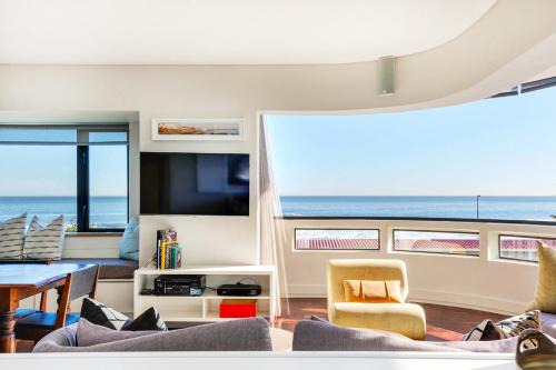 Sea Point Apartment | Backup Powered Sea View Apartment on the Promenade