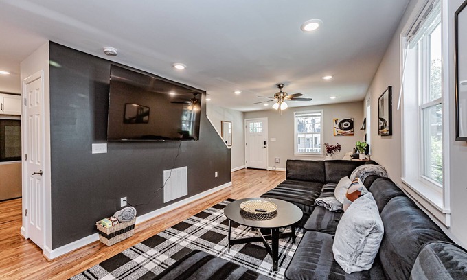 Mosby House | Backyard Fire-Pit, Modern, Roomy, 7 Min Downtown
