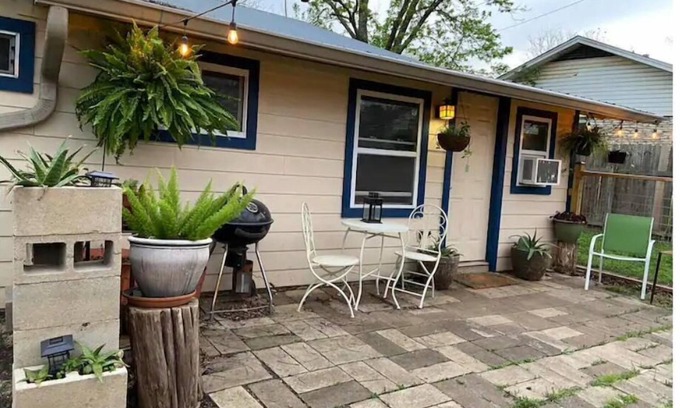 South Manchaca House | Backyard Garden Bungalow