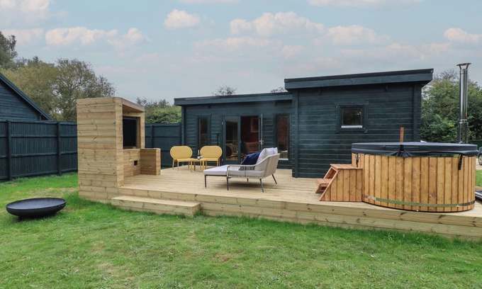North Luffenham Cottage | BADGER'S BURROW, pet friendly, with hot tub in Edith Weston