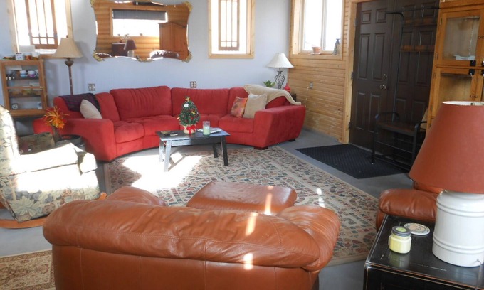 Gardner House | Badito Guesthouse - Hiking out the door Nearby lakes Golf & Fishing Mtn Views