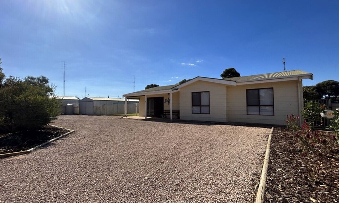 Port Hughes Apartment | Bailey`s Place - Freshly Renovated 3 BR Home Close to Beach