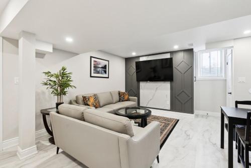 Whitchurch-Stouffville Apartment | Baker Hill Executive Suite 2 Br Basement Apartment with Full Kitchen and Bath