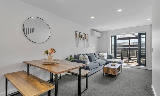 Parnell House | Balcony+Parking 3BR Gem Near Arena | Zodiak Stays
