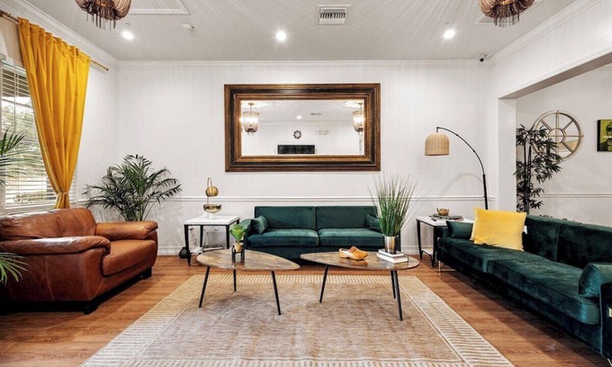 Orlovista House | Banana Leaf Villa-Marley Suite with Living Room