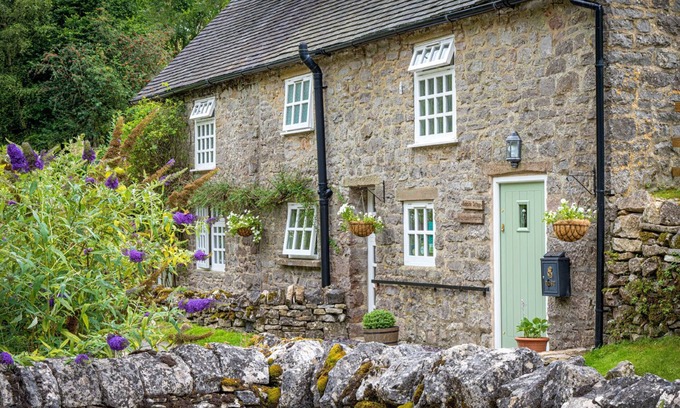 Alstonfield House | Bankside Cottage - Peak District Walking Break - Cosy cottage/Pet-Friendly!