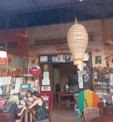 Ban Lung House | Banlung reggae bar homestay& SonaTrekking Tours