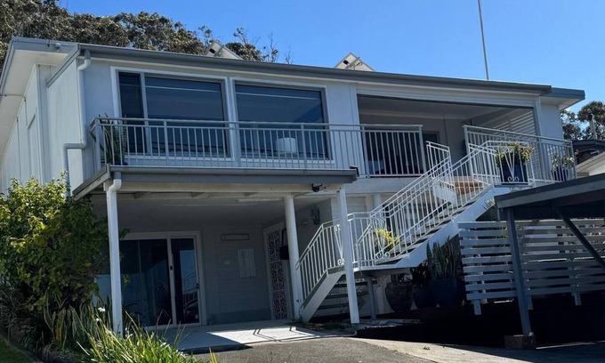 Hyams Beach House | Banyandah - Hyams Beach: Spa, Wifi, Linen, Pet Friendly