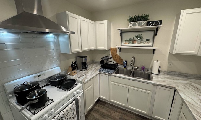 Downey House | Barefoot-friendly 1-bedroom house with AC, high-speed WiFi in lovely Downey.
