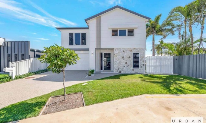 Bargara House | Bargara Coastal Luxe: Aircon, Out S Pet, Sleeps 8