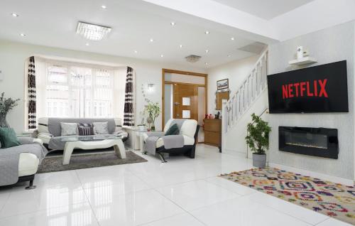 Longbridge House | Barking Haven Retreat - Airport - Parking - Train Station