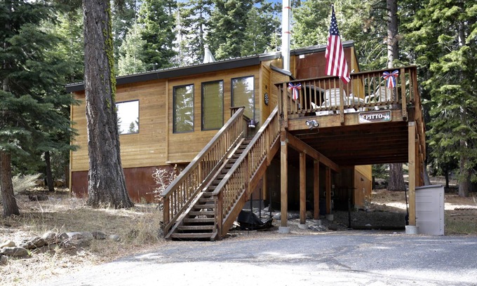 Talmont Cabin | Barking Pine Cabin - private BEACH access, sunny location
