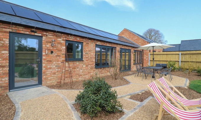 Little Stukeley Cottage | BARLEY COTTAGE, pet friendly, with a garden in Catworth