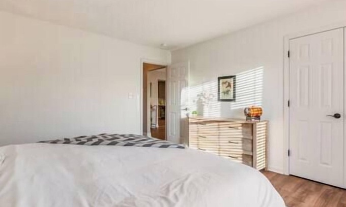 La Grange House | Barn + House | 30 Acres | Pickleball | Basketball